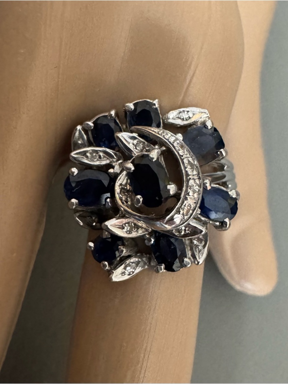 Vintage Platinum Diamond & Sapphire Ring. - Picture 2 of 12
